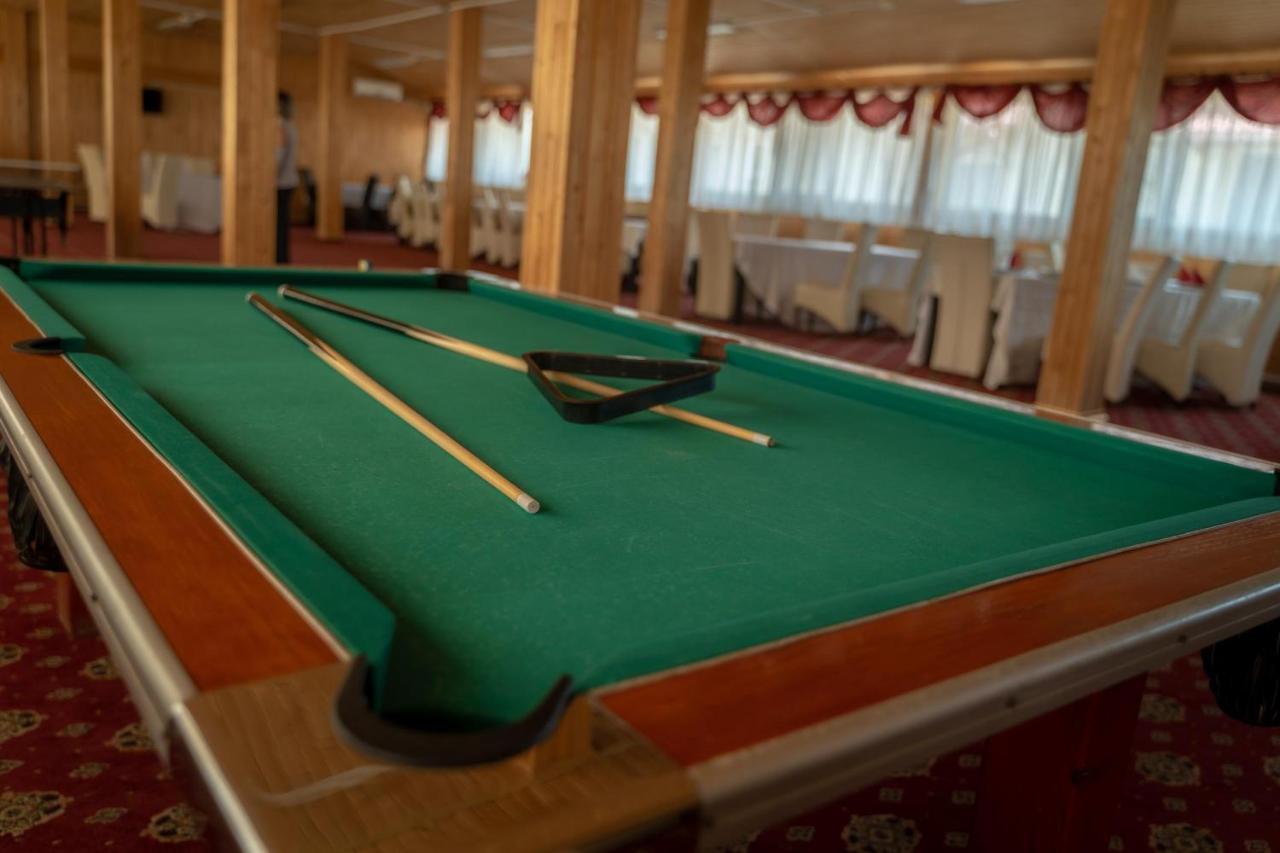 Hotel Turist Pucioasa Luaran gambar