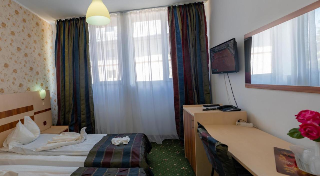 Hotel Turist Pucioasa Luaran gambar