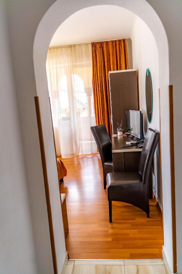 Hotel Turist Pucioasa Luaran gambar