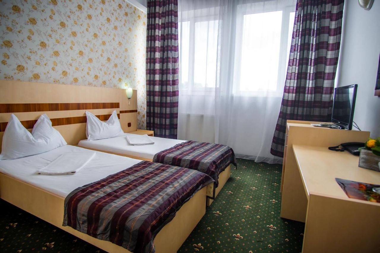 Hotel Turist Pucioasa Luaran gambar