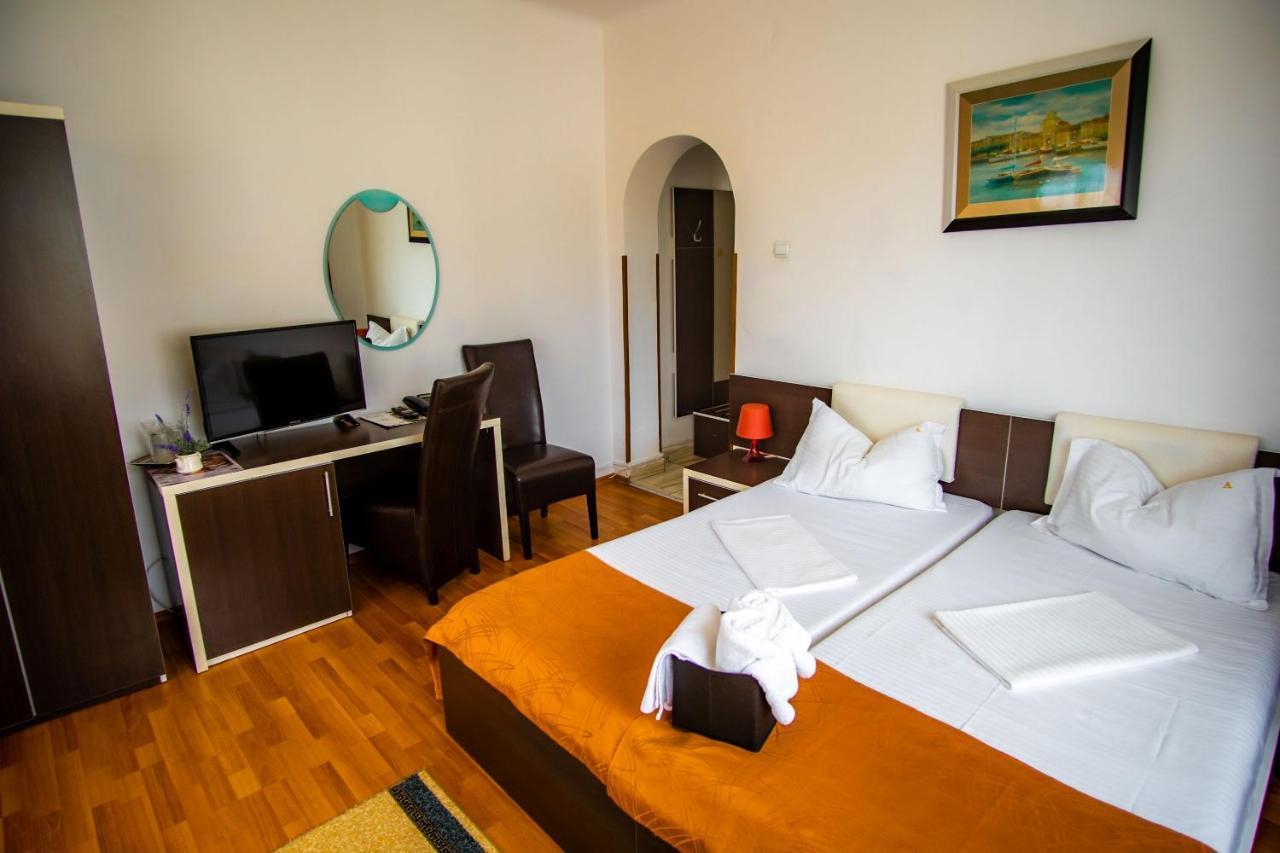 Hotel Turist Pucioasa Luaran gambar