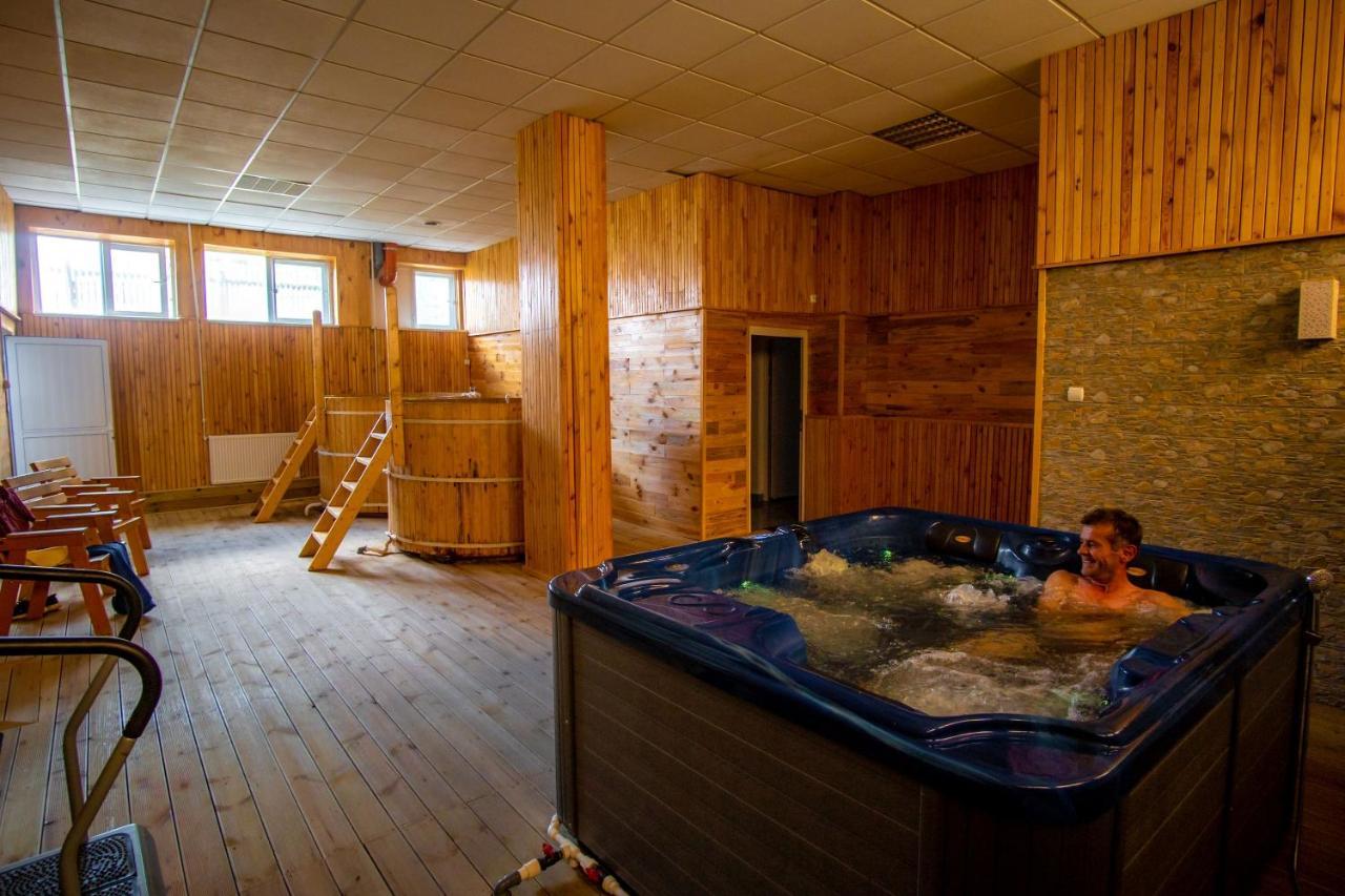 Hotel Turist Pucioasa Luaran gambar