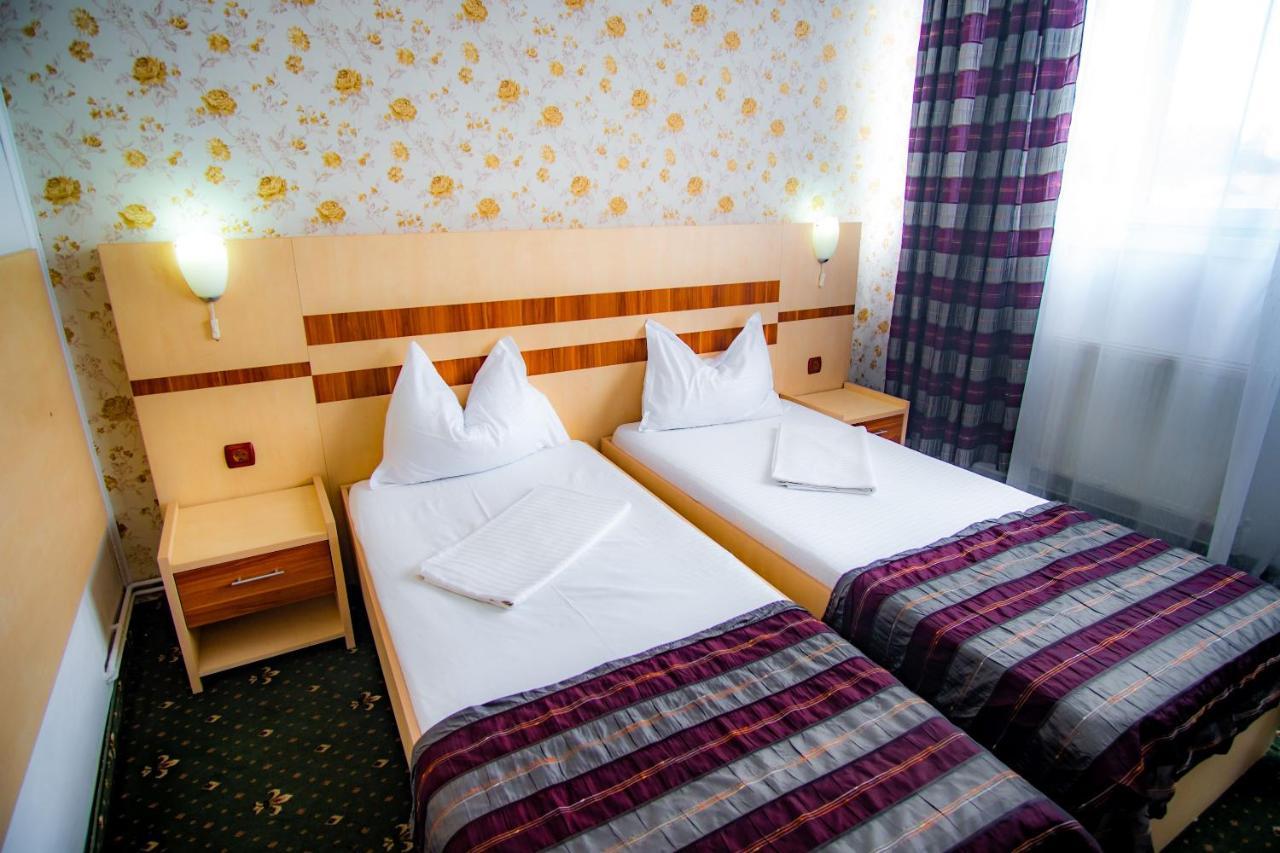 Hotel Turist Pucioasa Luaran gambar