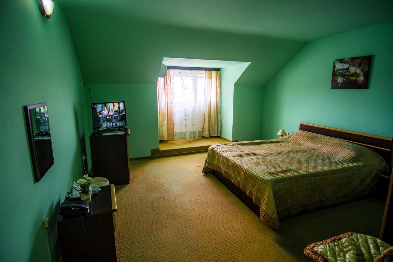 Hotel Turist Pucioasa Luaran gambar
