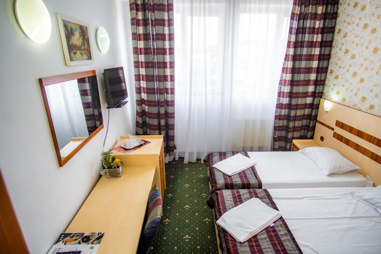 Hotel Turist Pucioasa Luaran gambar
