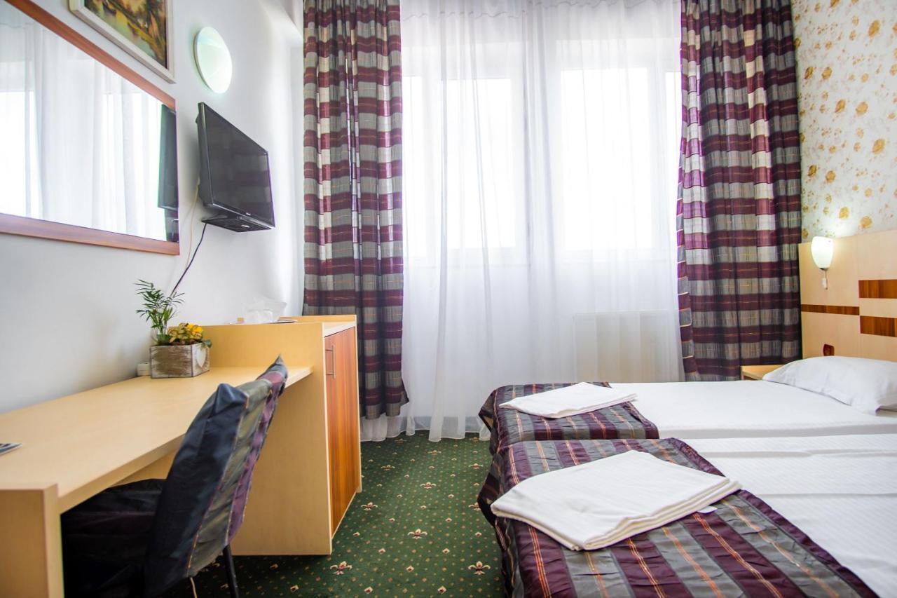 Hotel Turist Pucioasa Luaran gambar