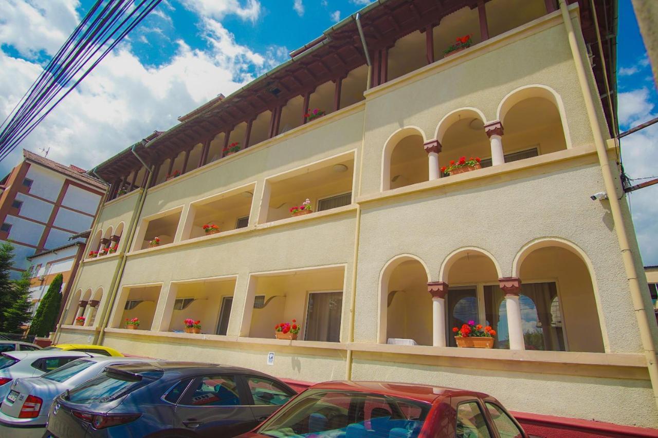 Hotel Turist Pucioasa Luaran gambar