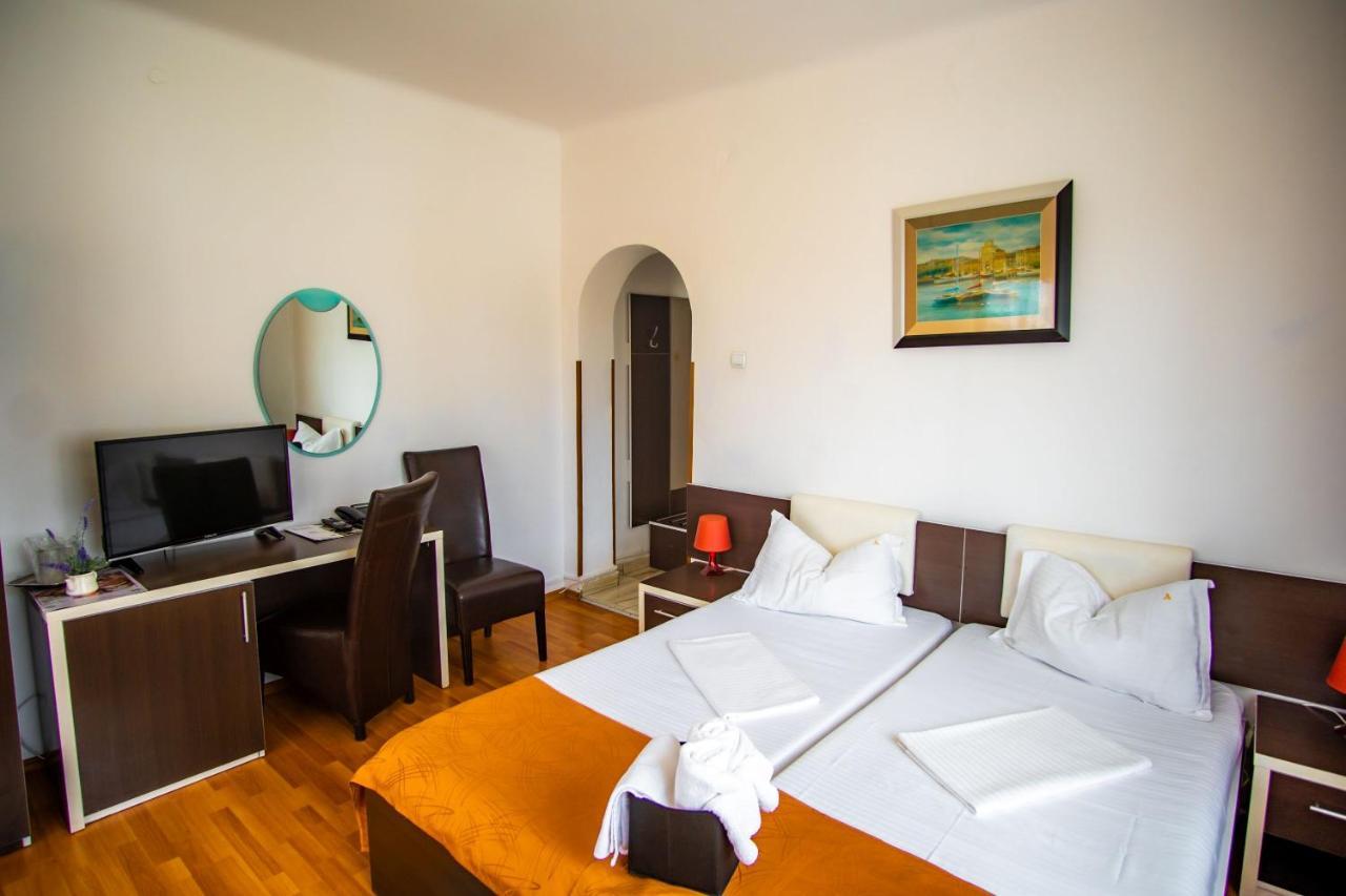Hotel Turist Pucioasa Luaran gambar