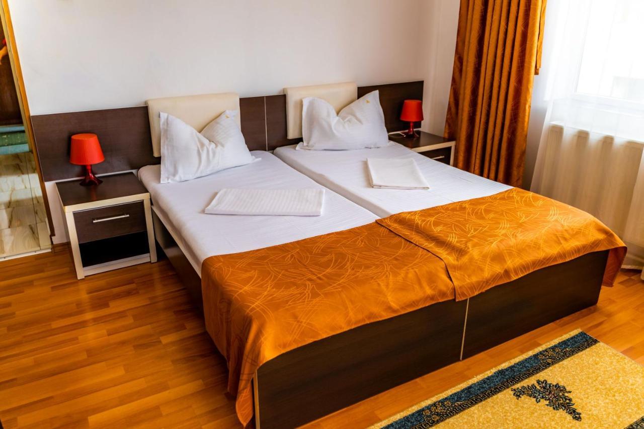 Hotel Turist Pucioasa Luaran gambar