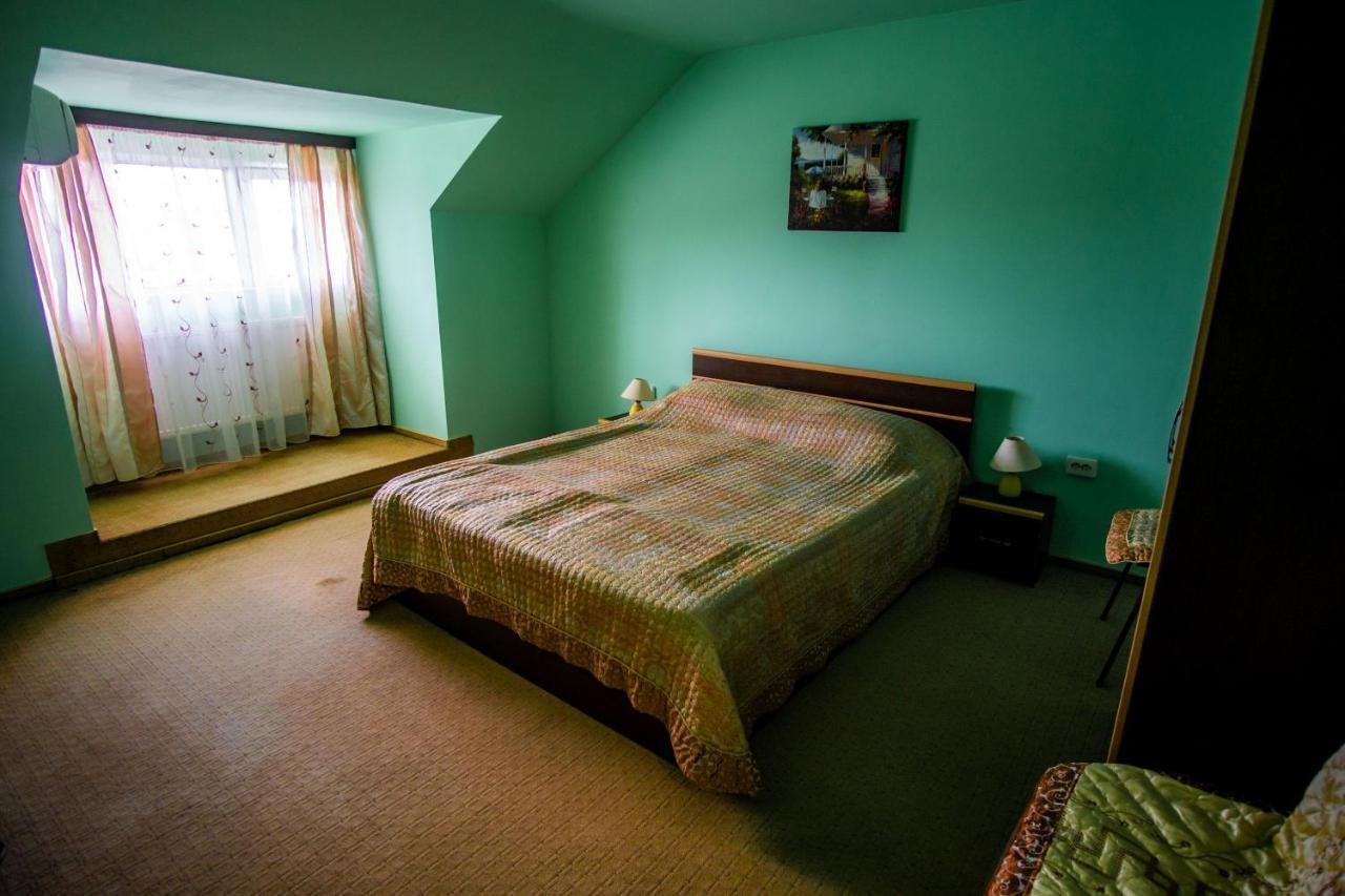 Hotel Turist Pucioasa Luaran gambar