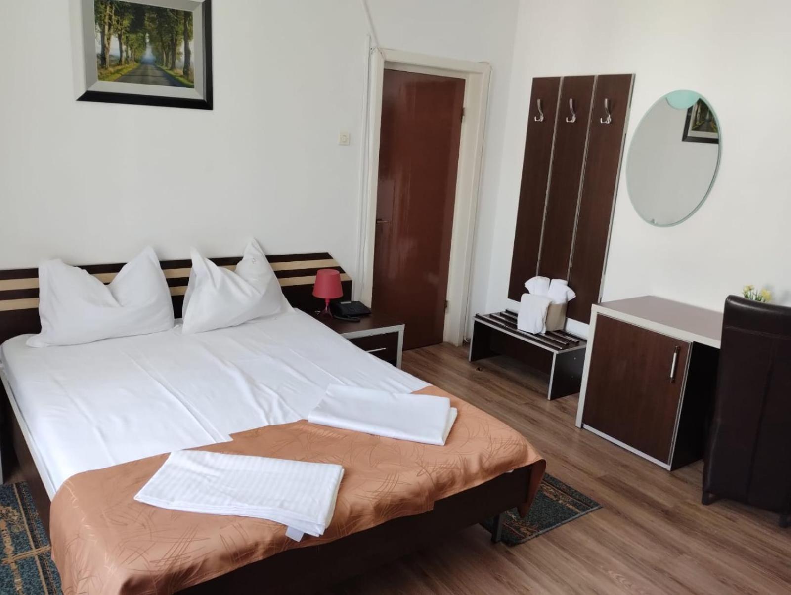 Hotel Turist Pucioasa Luaran gambar