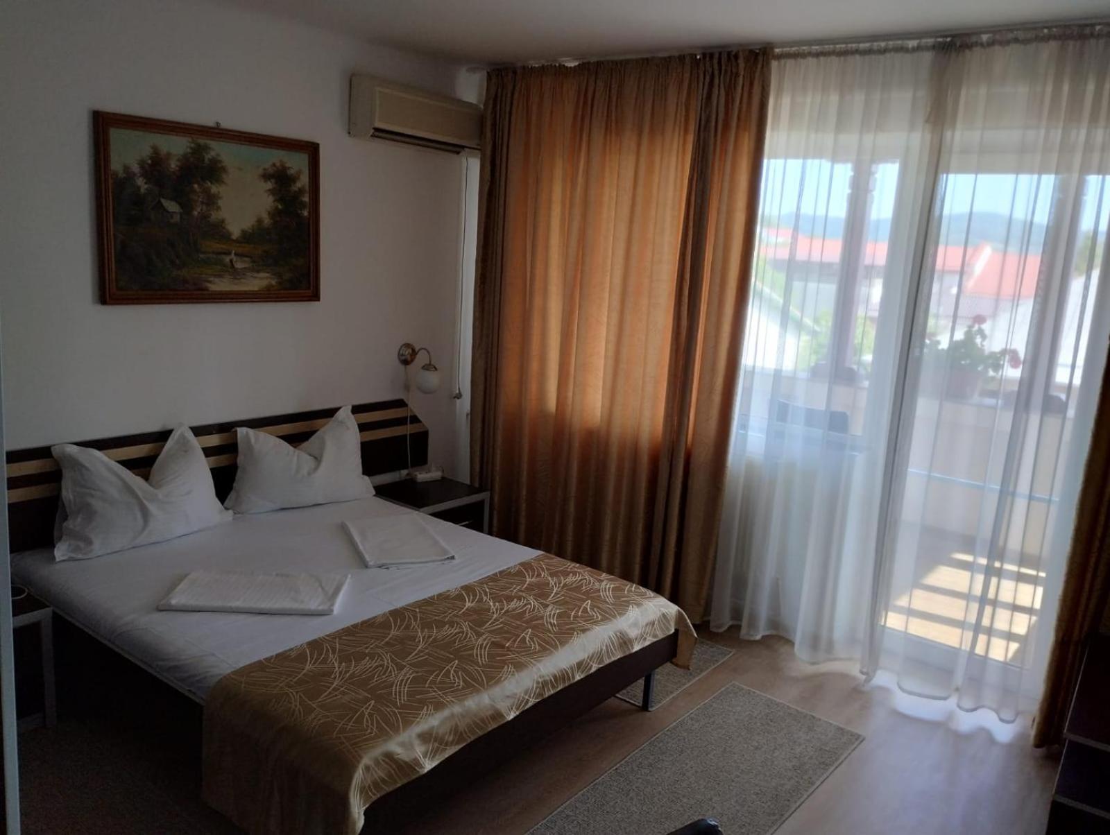 Hotel Turist Pucioasa Luaran gambar